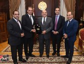 وزير المجالس النيابية يسلم رئيس الشيوخ  تقرير اللجنة الإدارية عن مجمل الأعمال