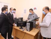 نائب محافظ سوهاج يتفقد سير العمل بإدارة خدمة المواطنين بحى الكوثر