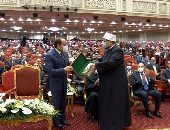 وزير الأوقاف يقدم هدية تذكارية للرئيس خلال احتفالية ذكرى المولد النبوى