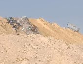 هيئة النظافة بالقاهرة تعاين منطقة في زهراء المعادى تحولت إلى مقلب قمامة