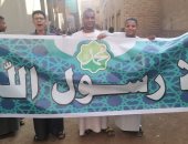 إلا رسول الله.. شباب يشاركون في الاحتفال برفع لافتة نصرة الرسول بقنا 