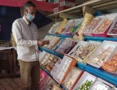 إعدام أغذية غير صالحة فى حملات على محلات حلوى المولد بنى سويف.. صور