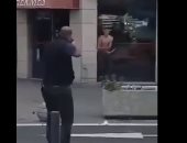 لحظة مقتل شخص هدد الشرطة الفرنسية بسكين فى أفينيون جنوب البلاد.. فيديو