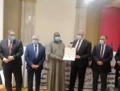 وزير الزراعة يكرم مزارعا ومهندسا زراعيا من الوادى الجديد لتميزهما فى زراعة القمح