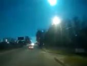 كاميرا ترصد لحظة انفجار نيزك وإضاءة سماء مدينة روسية.. فيديو