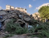 مشاهد من آثار الدمار وانهيار المنازل بسبب زلزال أزمير فى تركيا.. فيديو