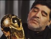  مارادونا يحتفل بعيد ميلاده الـ60 مع الكأس الذهبية.. فيديو 