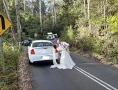 قصة رائعة وراء صورة عروسين يتعانقان على طريق ريفى هادئ بأستراليا.. التفاصيل