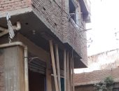 رئيس مدينة أشمون بالمنوفية يتابع إزالة منزل آيل للسقوط بقرية صراوة.. صور