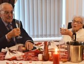 عشاء على ضوء الشموع.. زوجان بعمر الـ90 يحتفلان بعيد زواجهما الـ66 ببريطانيا
