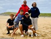 بريطانى ينقذ أسرة 6 أفراد من الغرق قبالة ساحل كورنوال فى بريطانيا.. فيديو وصور