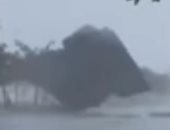 إعصار مولاف يقتلع الأشجار وأسقف المبانى فى فيتنام.. فيديو