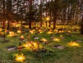 السويد تضىء الشموع على المقابر احتفالا بعيد جميع القديسين.. صور