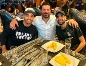 عمرو زكى يدعم مؤمن زكريا وأوباما: "ترجعولنا بالسلامة وتفرحونا بلقب أفريقيا"