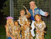 كيم كاردشيان وأطفالها يجسدون شخصيات Tiger King فى زى النمور  .. فيديو وصور