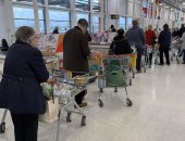 صحيفة: إقبال على المتاجر ببريطانيا لتخزين السلع عقب إعلان الإغلاق بسبب كورونا