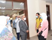 رئيس جامعة أسيوط يتابع تطبيق نظام التعليم الهجين بكلية طب الأسنان.. فيديو وصور