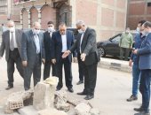 محافظ الشرقية يوجه بتنفيذ حملات موسعة للنظافة ورفع الإشغالات والحواجز الحديدية بالزقازيق