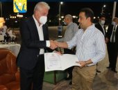 محافظ جنوب سيناء يُكرم عمال النظافة بشرم الشيخ والمتفوقين رياضياً.. صور