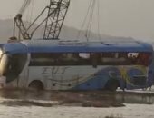 "المرور" يرفع أتوبيس وسيارة نقل جرفتهما مياه الأمطار بطريق غارب الغردقة.. فيديو