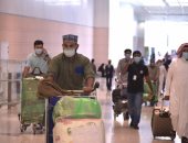 معقمات وكمامات وكتيبات إرشادية.. هدايا تقدمها السعودية لأول فوج من معتمري الخارج "صور"