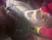 إنقاذ رجل سبعينى ظل 33 ساعة تحت أنقاض مبنى منهار أثر زلزال إزمير.. فيديو