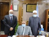 رئيس جامعة الأزهر يصل مكتبه بعد سلبية مسحة كورونا.. صور