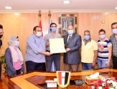 فيديو وصور.. محافظ أسيوط يكرم فريق مشروع "ابدأ حلمك" لإعداد الممثل الشامل على فنون المسرح