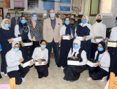 محافظ بنى سويف يسلم أجهزة "التابلت" لطلاب الصف الأول الثانوى العام.. صور