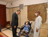 محافظ سوهاج يوجه بتوفير مطالب طفله من ذوى الإعاقة.. صور