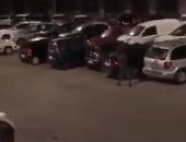 الشرطة الإيطالية تعتقل مصريا لتحطيمه 56 سيارة فى روما دون أسباب.. فيديو