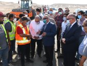 وزير النقل: ربط طريق "قنا - الأقصر" بمحور الشهيد الرائد باسم فكرى.. صور