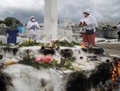 صور.. العشرات يحتفلون بيوم الموتى فى مقابر البرازيل 