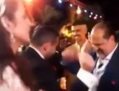 خالد الصاوى يرقص مع درة وزوجها بحفل زفافهما فى الجونة.. فيديو