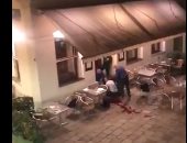 لحظة إطلاق النار على كنيس يهودى وسط فيينا وانتشار الشرطة بمحيط الحادث.. فيديو