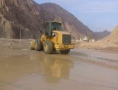 رفع آثار السيول بالطريق الرئيسى بمدينة طور سيناء.. صور