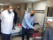 رئيس مجلس مدينة الأقصر يوزع 275 كمامة على مرضى الكلى.. صور