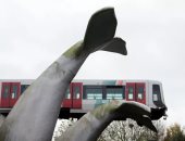 تمثال ينقذ قطار مترو من السقوط فى الماء بهولندا .. اعرف القصة