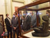 رئيس الوزراء يتفقد متحف البريد المصرى.. صور