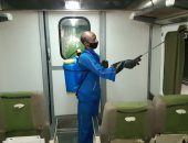 السكة الحديد تواصل أعمال تعقيم المحطات والقطارات ضد كورونا.. صور