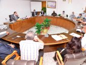 محافظ أسيوط يعلن عقد لقاء جماهيرى دورى بموعد ثابت لبحث مقترحات وشكاوى المواطنين