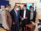محافظ سوهاج يتفقد المبادرة الرئاسية لمكافحة سوء التغذية بمدرسة النصر بطهطا.. صور 