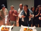 أسرة مسرحية "الوصية" تفاجئ المخرج خالد جلال فى المسرح القومى وتحتفل بعيد ميلاده