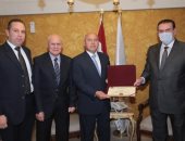 نقيب المهندسين يهدى درع النقابة لوزير النقل..و"الوزير":فخور بانتمائى لمهنة الهندسة 