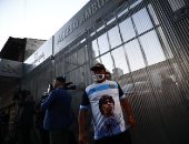 مارادونا يزيل ورم دموي من المخ والجماهير تدعمه من أمام المستشفى .. صور