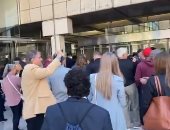 أوقفوا التصويت.. مظاهرة لمؤيدى ترامب فى موقع فرز الأصوات فى ديترويت.. فيديو