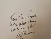 جو بايدن يزور منزل طفولته ويدون أمنيته على جدرانه "من هنا إلى البيت الأبيض"