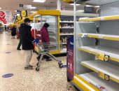 هجوم على أرفف المحال فى بريطانيا بسبب إغلاق الموجة الثانية لكورونا.. صور