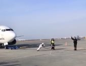 أقوى رجل روسى يسجل رقما قياسيا جديدا بعد تحريك طائرة بوينج.. فيديو