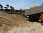 محافظ بنى سويف يتابع إصلاح طريق قرية الفقيرة لتضرره من مياه الأمطار